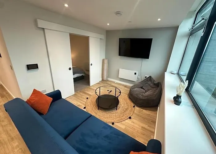 Stylish, Top-Floor 1 Bed Apt