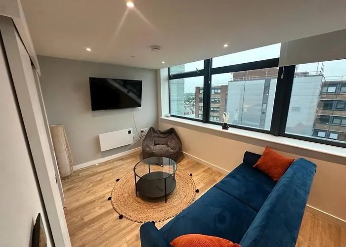 Stylish, Top-Floor 1 Bed Apt