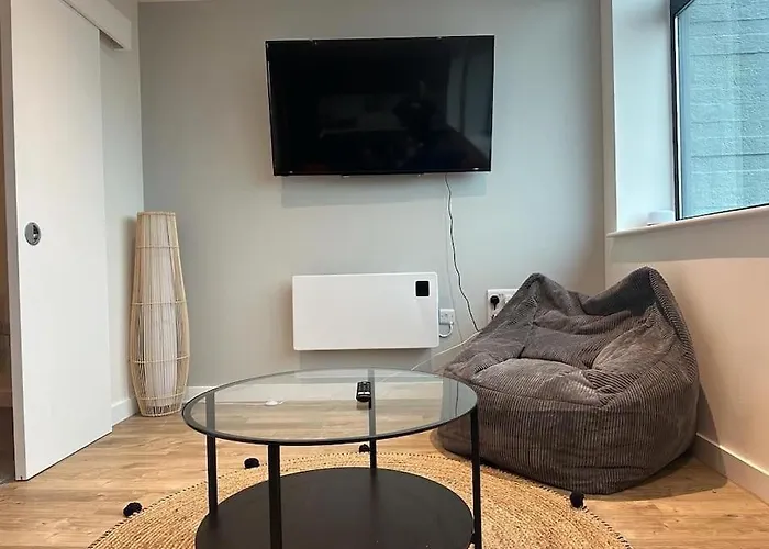 Stylish, Top-Floor 1 Bed Apt